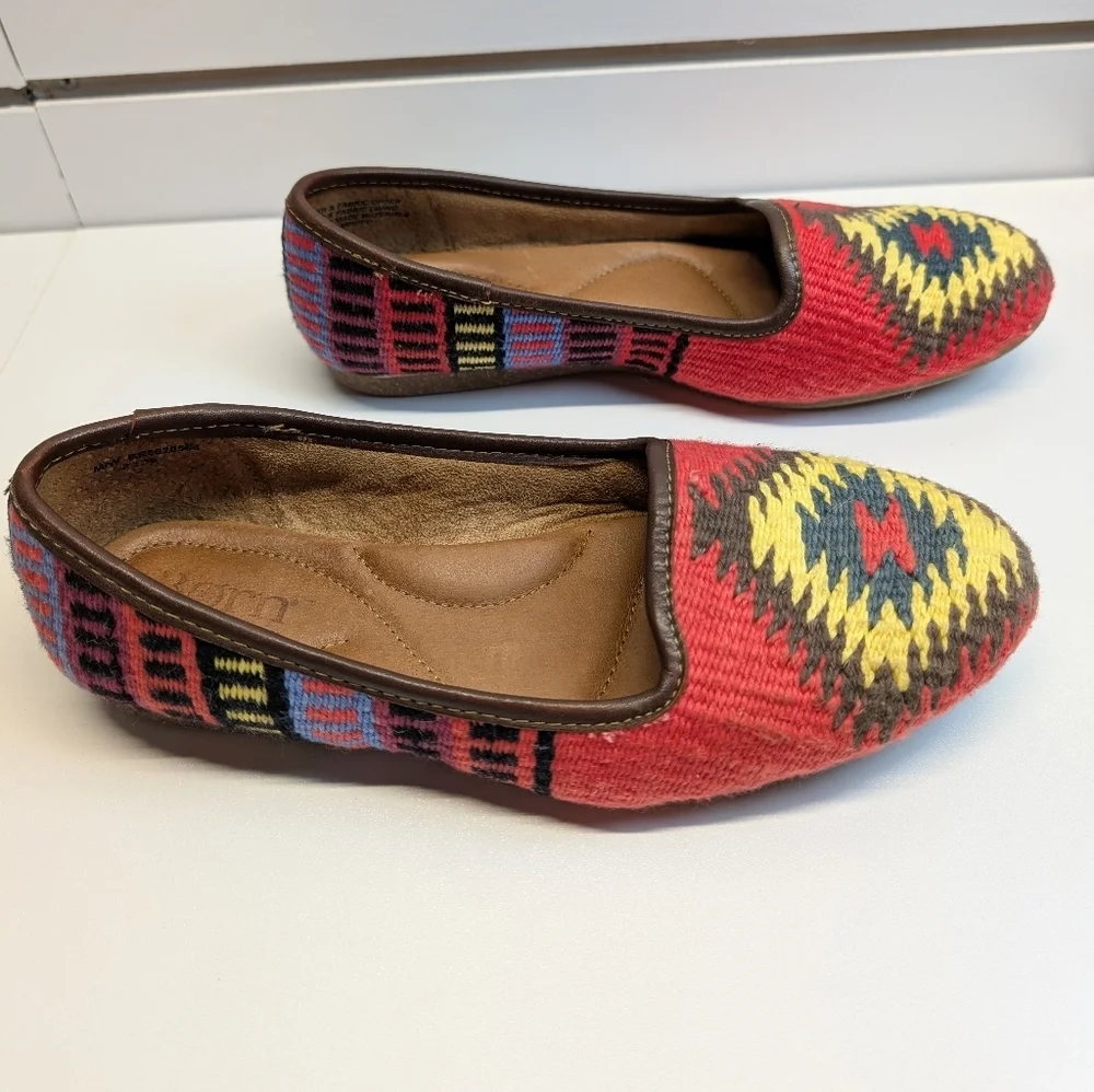 BORN Women’s Giselle Flat Shoes In Red Multi Aztec Size 8 Like New